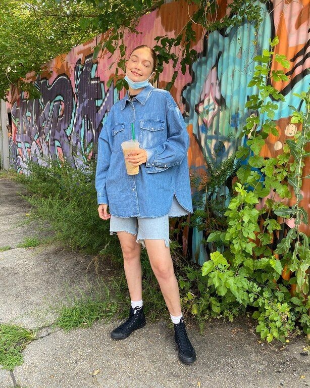 Denim shirt + denim σορτσάκι @gigihadid 