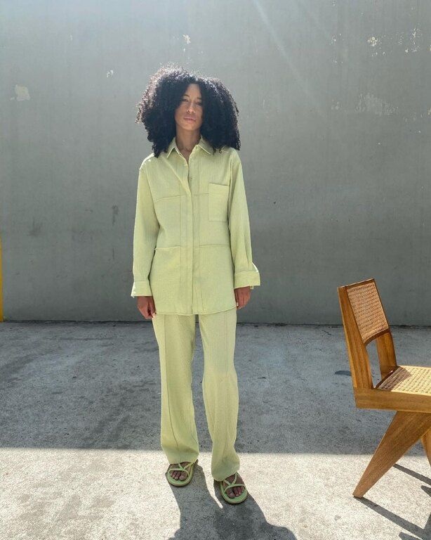 Ποιος είπε πως δεν μπορείς να φορέσεις τα αγαπημένα σου σανδάλια στις αρχές του φθινοπώρου, ειδικά αν είναι σε μια μεταβατική απόχρωση όπως το sage green; @sincerelytommy_