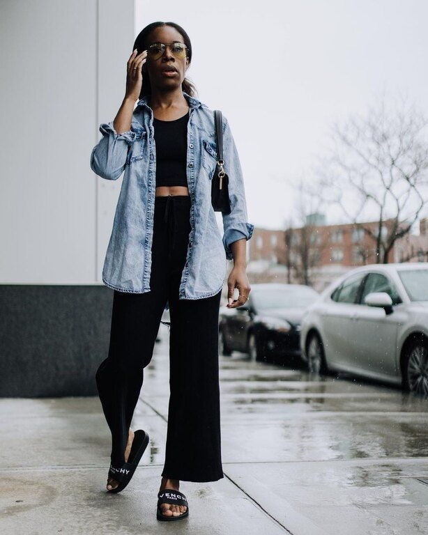 2.	Με ένα matching set που κάνει αντίθεση: Αυτό το outfit μπορείς να το φορέσεις σε casual περιστάσεις, αλλά και σε ένα εστιατόριο για brunch με την κολλητή σου. Όποια και να είναι η περίσταση, αν δεν ξέρεις τι να φορέσεις, αυτή είναι μια πολή καλή επιλογ