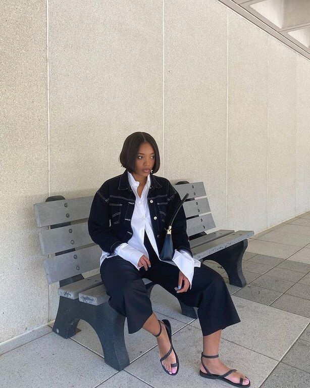 6.	Με πουκάμισο και φαρδιά jean: Αυτό το oversized denim jacket, το λευκό πουκάμισο, και το φαρδύ παντελόνι δημιουργούν ένα σύνολο που δεν ήξερες πως χρειάζεσαι. Μπορείς να το φορέσεις στο γραφείο, και για ποτό ή για ένα night out αν προσθέσεις μερικά αξε