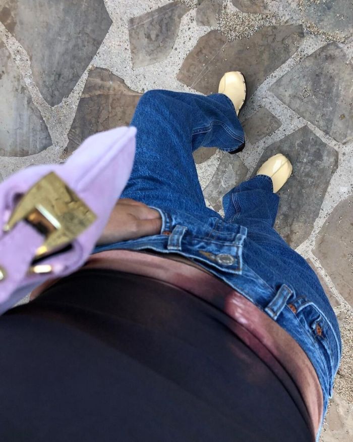 Αυτός είναι ένας εύκολος τρόπος να προσθέσεις χρώμα στις φθινοπωρινές εμφανήσεις σου. Δοκίμασε να συνδυάσεις ένα ζευγάρι κίτρινα clogs με μια λιλά τσάντα @helenacuesta