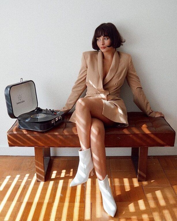 Συνδύασε τα λευκά σου μποτάκια με τακούνι με ένα φόρεμα τύπου σακάκι για ένα πολύ chic look @staud.clothing