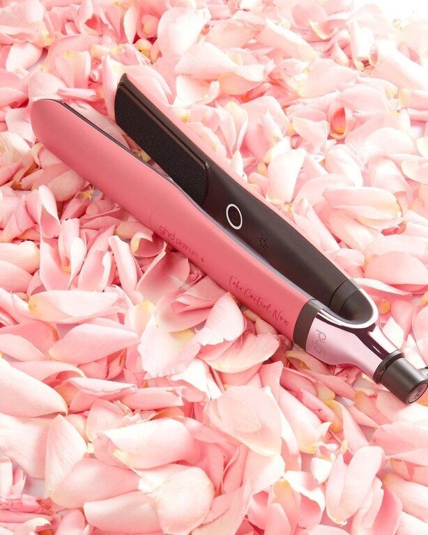 Μην ξεχνάς πριν χρησιμοποιήσεις τα εργαλεία hairstyling να ψεκάσεις τα μαλλιά σου με σπρέι κατά της θερμότητας.