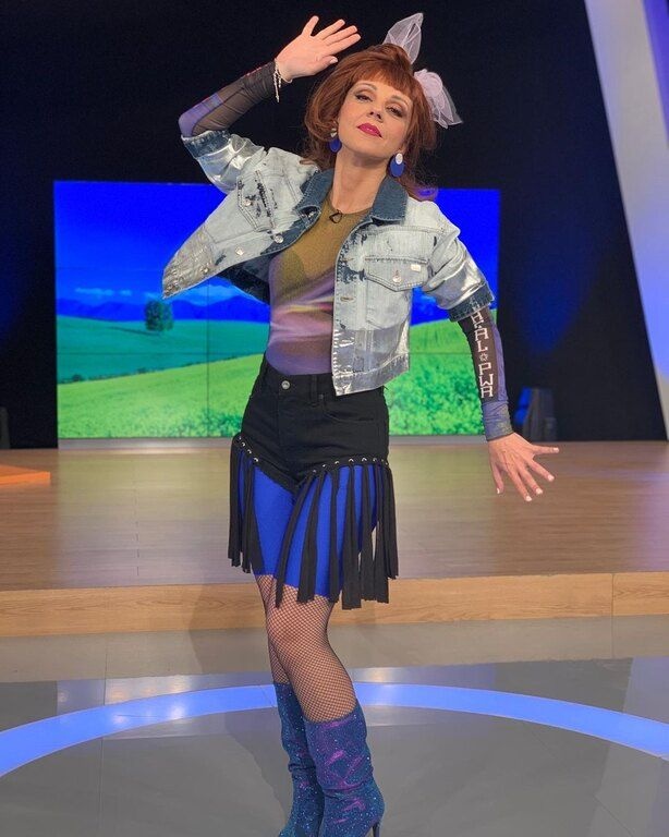 Το jean jacket της Βάνιας πάει με όλα. Και φοριέται πρωί-βράδυ, πάντα και παντού!