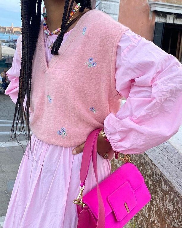 Επίλεξε ένα γιλέκο σε έντονο φωτεινό χρώμα και φόρεσέ το πάνω από ένα μακρύ πουκάμισο σε παρόμοια απόχρωση @amaka.hamelijnck