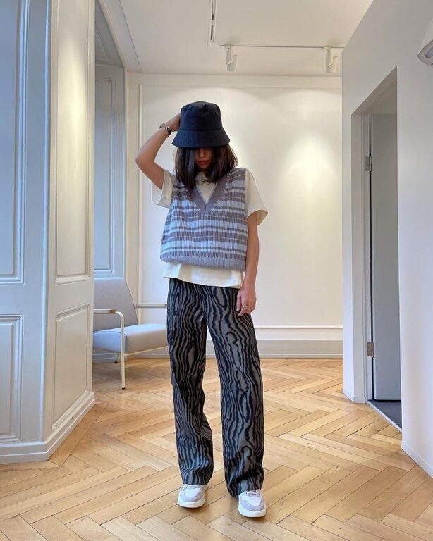 Επίλεξε ένα γιλέκο με σχέδια και φόρεσέ το πάνω από ένα παντελόνι με σχέδια και ένα bucket hat @nnakednnasty