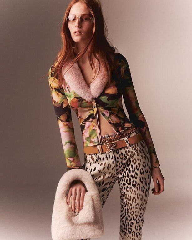 Εάν πιστεύεις πως τα παλτό, οι ζακέτες, ακόμα και τα tops σου δεν είναι αρκετά glam, τα κορίτσια της μόδας έχουν μια εύκολη λύση – απλά πρόσθεσε γούνα. Οικολογική πάντα! @blumarine
