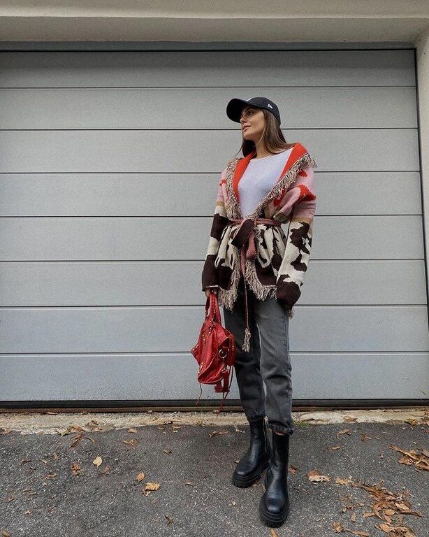 Δεν μπορείς να μιλήσεις για τα 90s το 2021 χωρίς να αναφέρεις το κλασικό cardigan. Φόρεσέ το μόνο του ή πάνω από τζιν και  chunky μαύρες μπότες!
@valentina.brambilla
