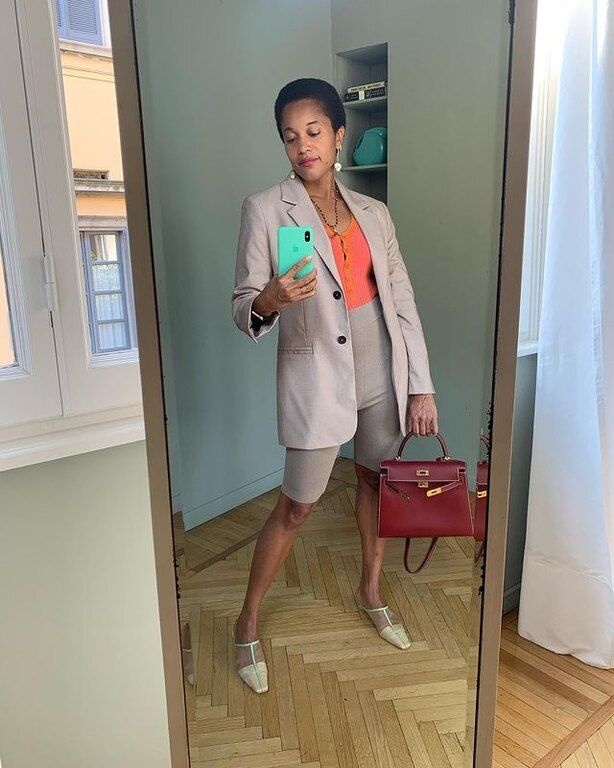 Συνδύασε ένα τιραντάκι σε φωτεινό χρώμα με ένα μπλέιζερ και μια φούστα ή ένα σορτς σε ουδέτερο χρώμα @tamumcpherson