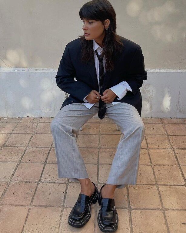 Συνδύασε το μπλέιζερ σου με μια γραβάτα, ένα πουκάμισο, ένα μαύρο παντελόνι, και μαύρα μοκασίνια @maria_bernad