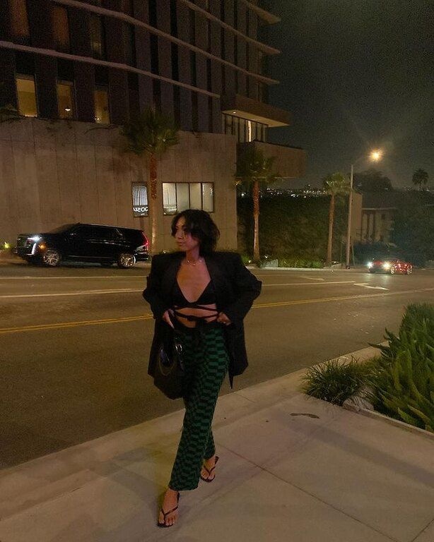 Για μια βραδινή έξοδο φόρεσε το μπλέιζερ σου πάνω από ένα τοπ με κοψίματα ή με straps @shhtephs