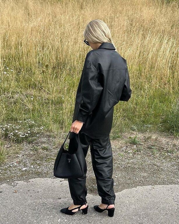 Το κλασικό δερμάτινο jogger. Το μαύρο είναι φυσικά το πιο ευέλικτο χρώμα, αλλά μπορείς το επιλέξεις και σε ουδέτερα χρώματα. @stephaniebroek