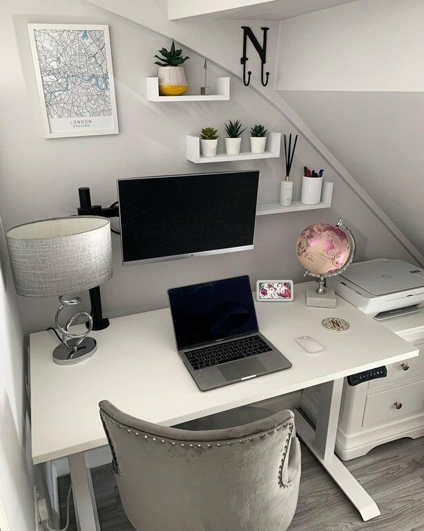 Γραφείο κάτω από τις σκάλες @greyobsessedhouse