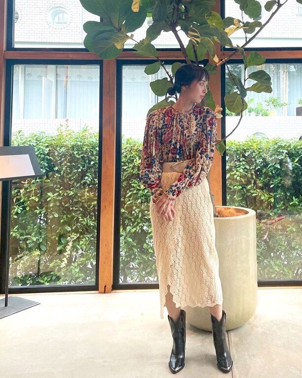 με μίντι φούστα + την αγαπημένη μπλούζα + μια φαρδιά ζώνη @harunaakk