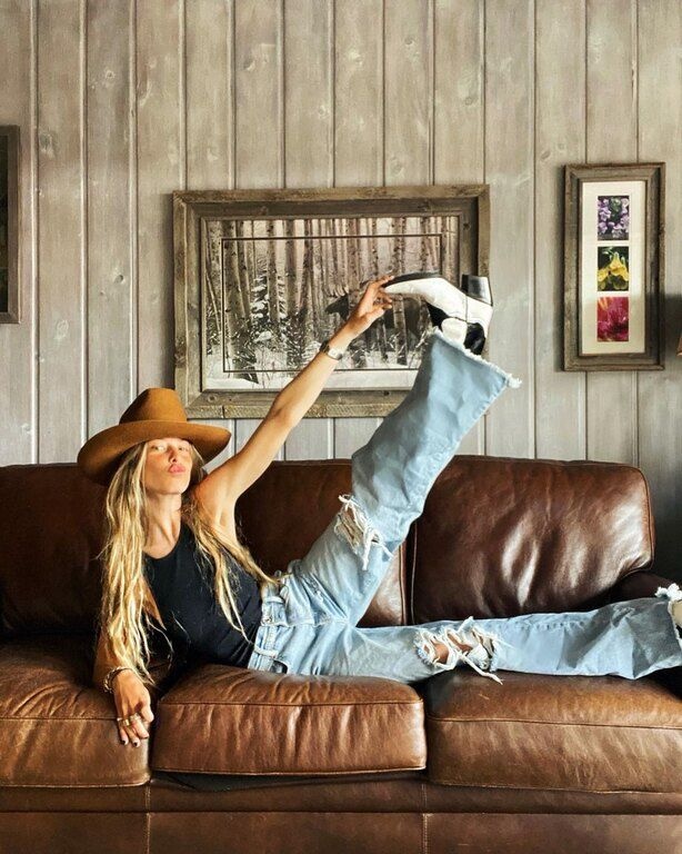 με ένα καουμπόικο καπέλο + ένα μονόχρωμο κορμάκι + baggy τζιν @pamelatick