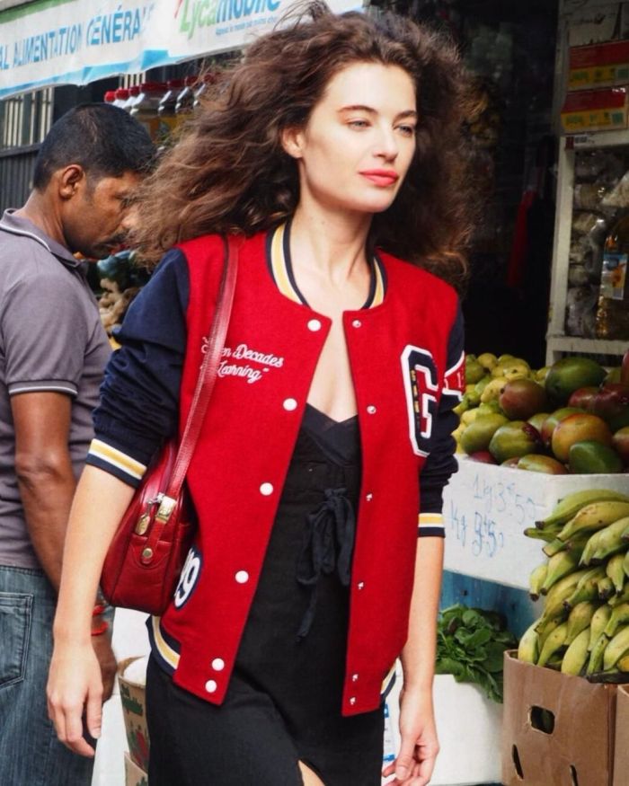 Τζάκετ: Σπορ τζάκετ με ένα μαύρο φόρεμα  @eleonore.leojeanne