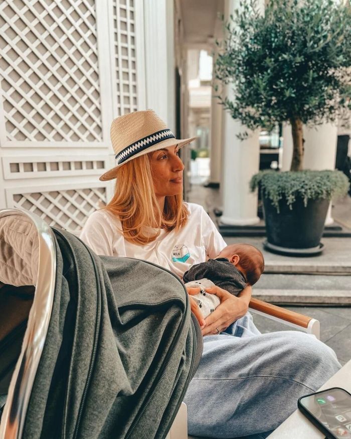 Φέρνοντας στον κόσμο την κορούλα της, καρπό του έρωτάς της με τον Στέλιο Μανουσάκη.