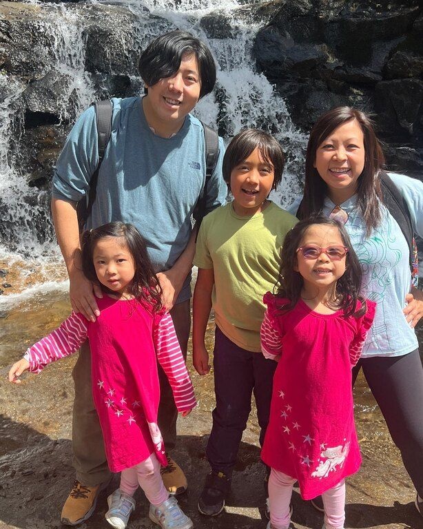 Ο Ryan με τους γονείς του και τις δίδυμες αδερφές του.