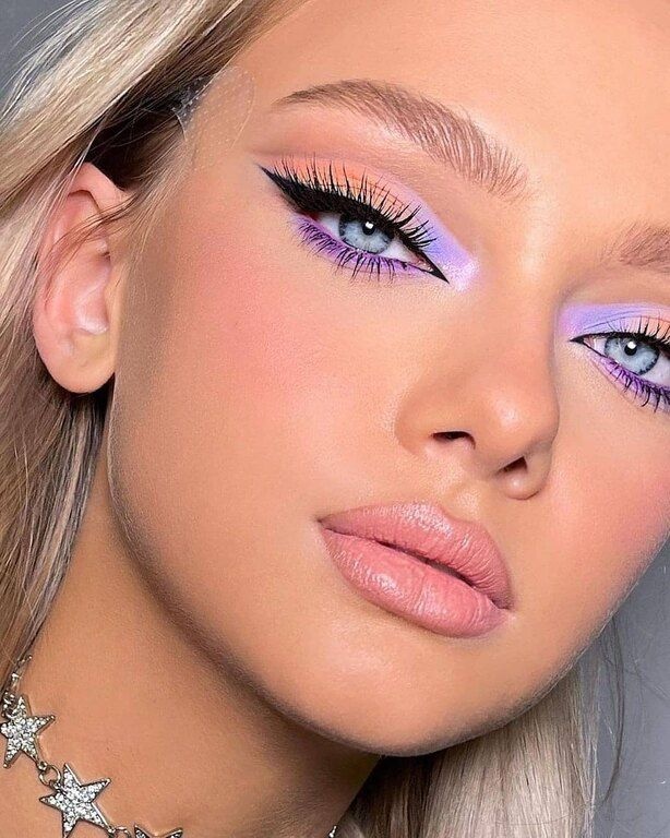 Χρώμα στα ρούχα, χρώμα στα μανικιούρ και πού δε θα μπορούσε να λείπει; Στο μακιγιάζ! Σήμερα λοιπόν θα ασχοληθούμε με το μακιγιάζ και πιο συγκεκριμένα; Κωδικός: Smokey eyes!