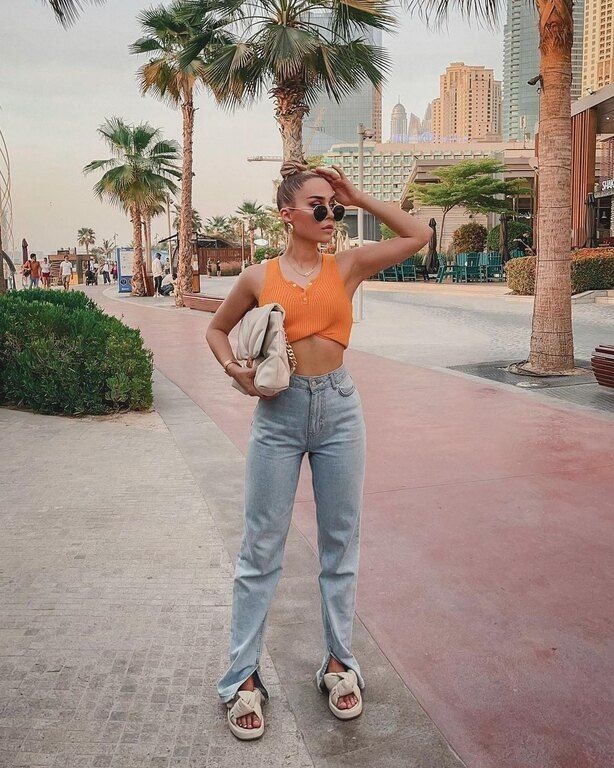 Jean παντελόνι με πορτοκαλί crop top. 