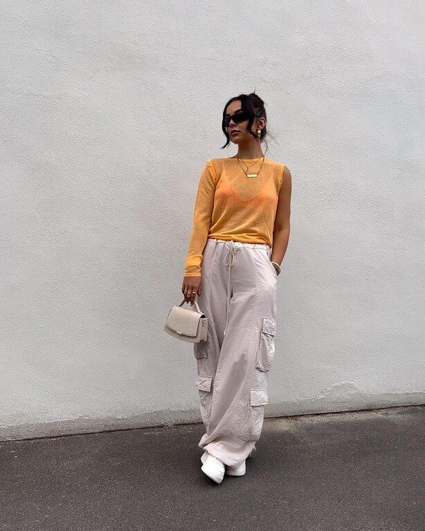 Cargo παντελόνι + one shoulder top + sneakers