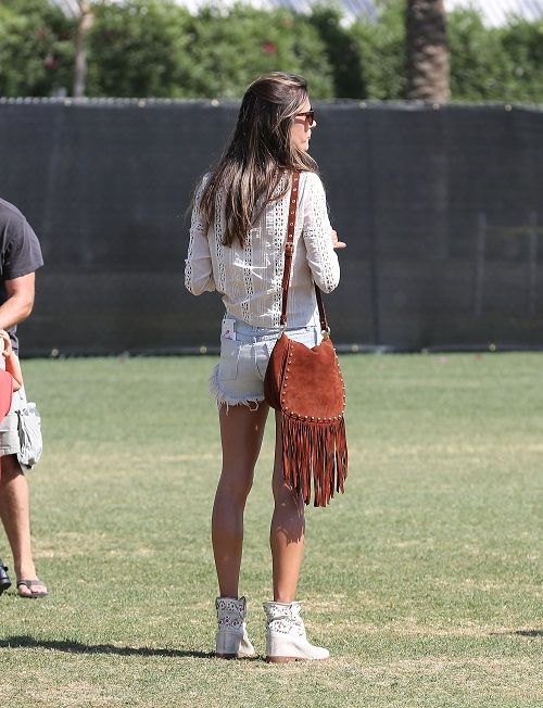 Alessandra Ambrosio: με δαντέλα και καυτό σορτσάκι στο Coachella