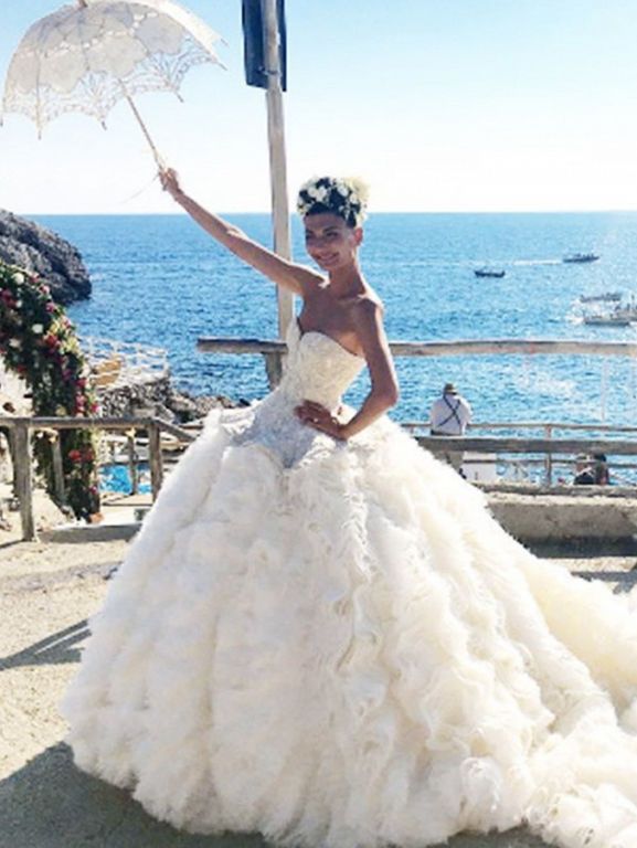 H Giovanna Battaglia με νυφικό Alexander McQueen.