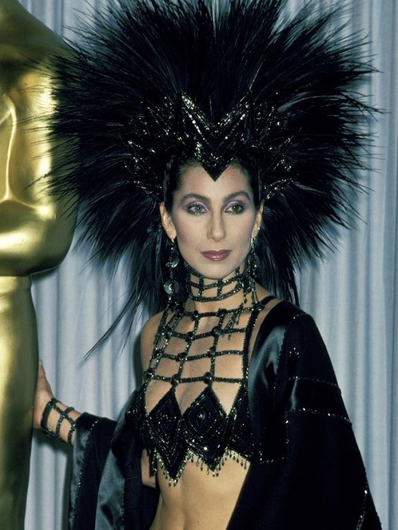 Η Cher με φόρεμα Bob Mackie, το 1986.