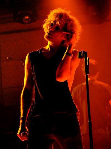 Ο Άλεξ Καββαδίας, βάζει στη άκρη τις μουσικές του και γράφει στο Queen.gr