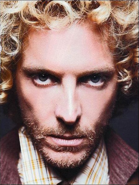 Ο Άλεξ Καββαδίας, βάζει στη άκρη τις μουσικές του και γράφει στο Queen.gr