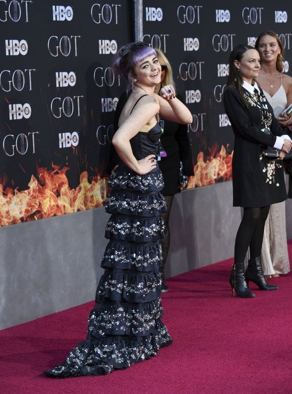 Η φαν του Game of Thrones και η fashion blogger σχολιάζουν την εμφάνιση της Maisie Williams