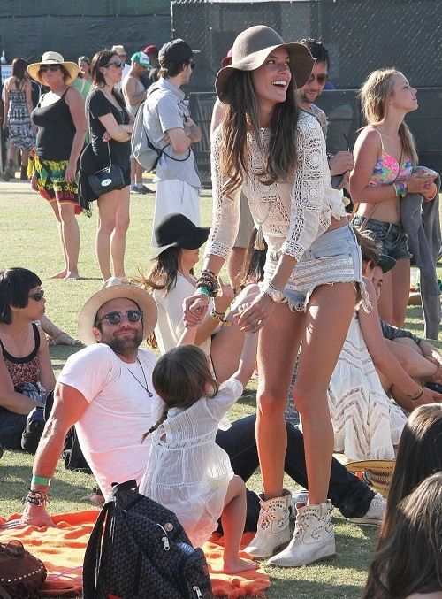 Alessandra Ambrosio: με δαντέλα και καυτό σορτσάκι στο Coachella