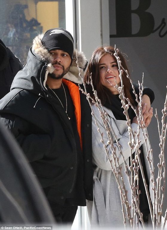 Oh my God! Το τρυφερό φιλί του Weeknd στη Selena Gomez είναι αυτό που θες να δεις σήμερα