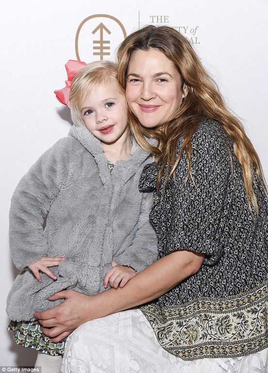 Άβαφη και κούκλα: Η Drew Barrymore σε μία σπάνια εμφάνιση της με την 4χρονη κόρη της