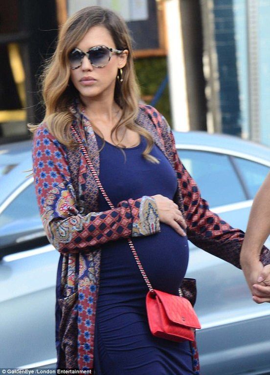 Λίγο πριν γεννήσει, η Jessica Alba, κάνει μία από τις πιο sexy εμφανίσεις της