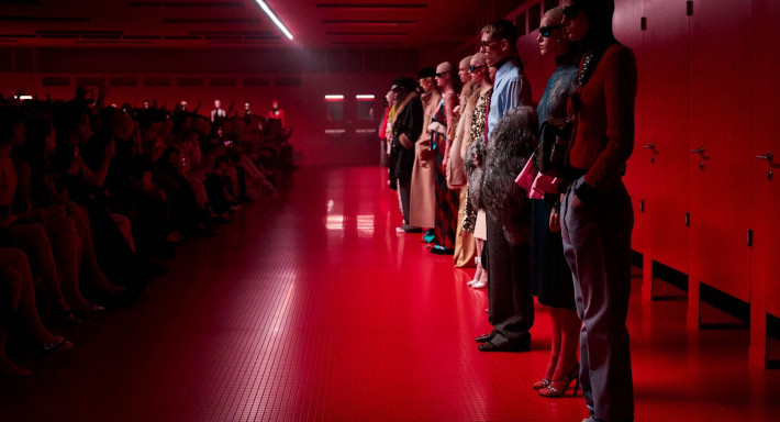 Valentino Fall 2025: H «κουλτούρα της κλειδαρότρυπας» μέσα από μία συλλογή sexy & chic