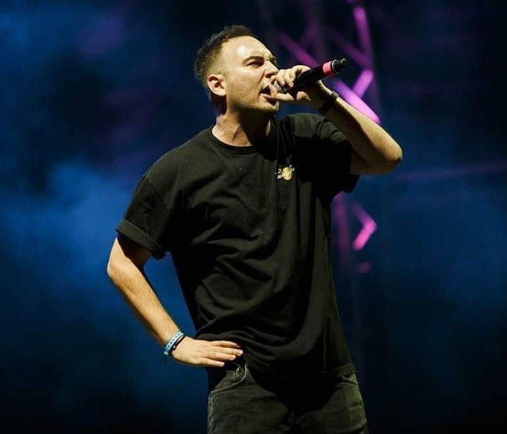 «Neon Genemcees»: Ο TSAKI από τους Joker/Two-Face ανεβαίνει στα Trends του YouTube