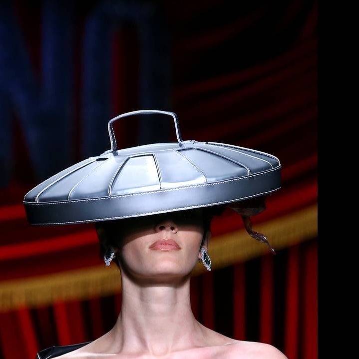 Mόδα-σκουπίδι για τον Jeremy Scott στο Μιλάνο