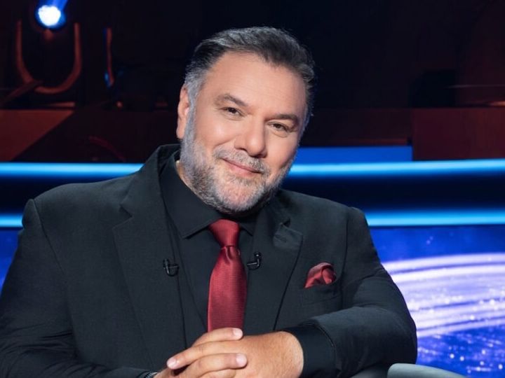 Ο Γρηγόρης Αρναούτογλου προετοιμάζεται για την 14η σεζόν του στον ΑΝΤ1 ντυμένος ως Θεός του Ολύμπου