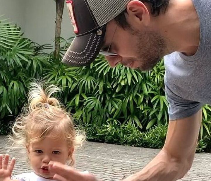 Αξιολάτρευτος: Ο Ενρίκε Ιγκλέσιας δείχνει πώς πρέπει να είναι ο σύγχρονος πατέρας