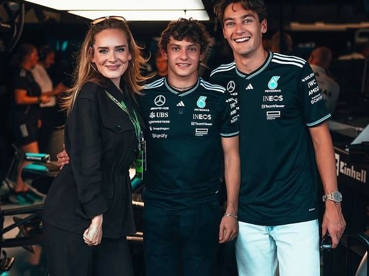 Η Adele εντυπωσιάζει με σπάνια δημόσια εμφάνιση στο Grand Prix των Ηνωμένων Πολιτειών