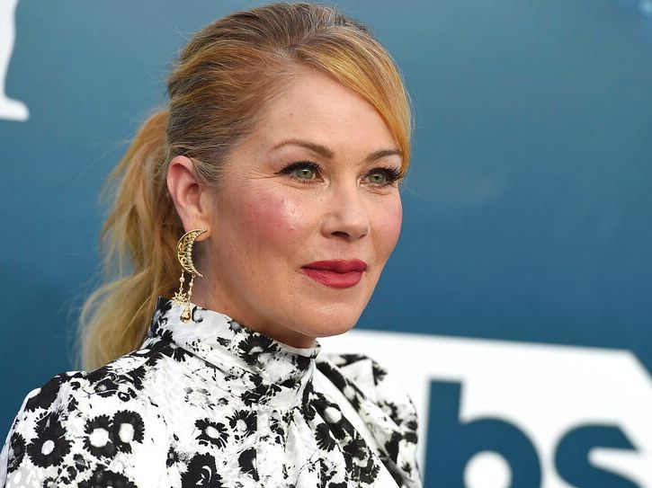 Η Christina Applegate πήρε εξιτήριο μετά από 4 μήνες νοσηλείας και πράγματι είναι «δυνατό κορίτσι»