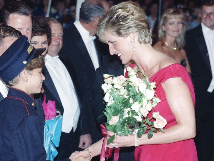 Ωδή στα 90΄s και στην Kylie Minogue η χρονοκάψουλα της Diana, αλλά γιατί άνοιξε 34 χρόνια μετά;