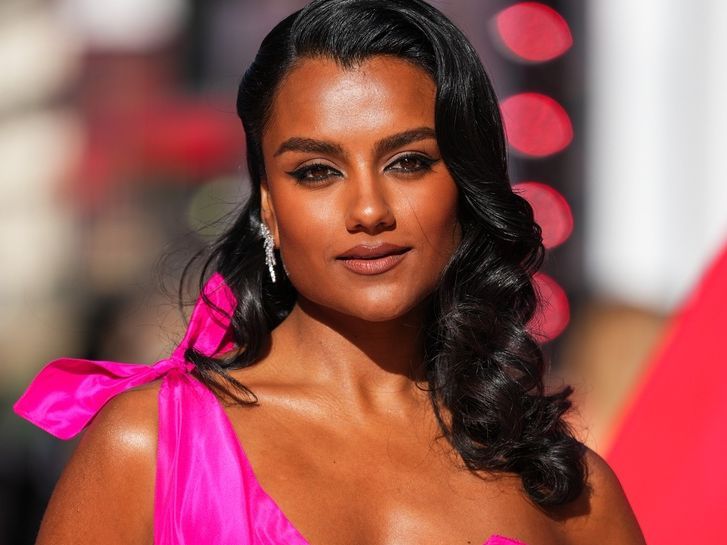 Η Simone Ashley γίνεται βοηθός της Miranda Priestly & η μάσκαρά της κοστίζει κάτω από 20€