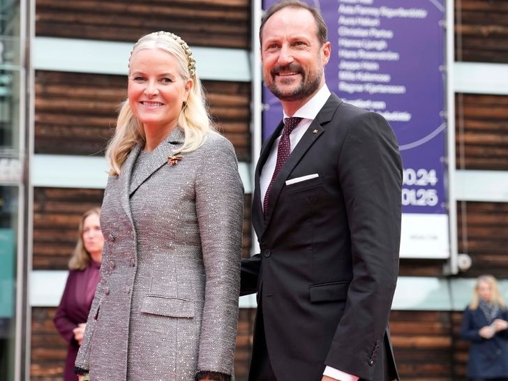 Mette Marit: Υπό αμφισβήτηση η πριγκίπισσα της Νορβηγίας ενώ ο γιος της κινδυνεύει με φυλάκιση