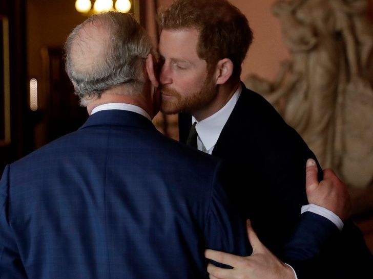 Ο Harry συνάντησε τον Κάρολο μετά από 19 μήνες: Το ιδιωτικό τσάι και η ατάκα για την επιστροφή του