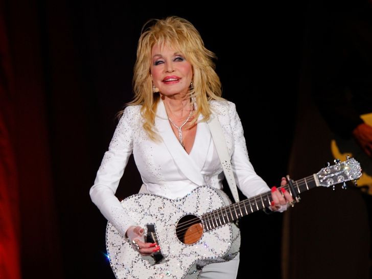 Το πάρτι αλά Jolene για τα 80α γενέθλια της Dolly Parton, η απουσία και τα σενάρια για την υγεία της