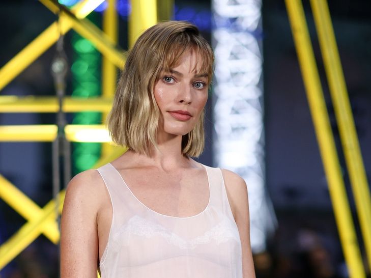 Πόσο θεά την θες;  Η Margot Robbie με κοντό καρέ μαλλί και broken bangs στο Chanel Show