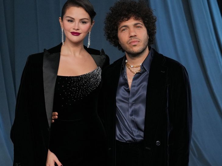 Η Selena Gomez είναι ακόμα στη honeymoon φάση έναν χρόνο μετά τον γάμο με τον Benny Blanco