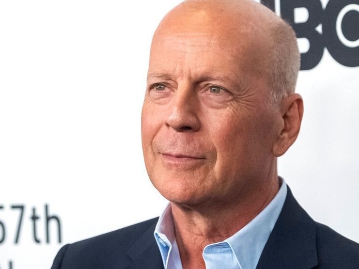 Η σπάνια εμφάνιση του Bruce Willis δύο μήνες μετά τα 70α του γενέθλιά του ήταν με συνοδεία